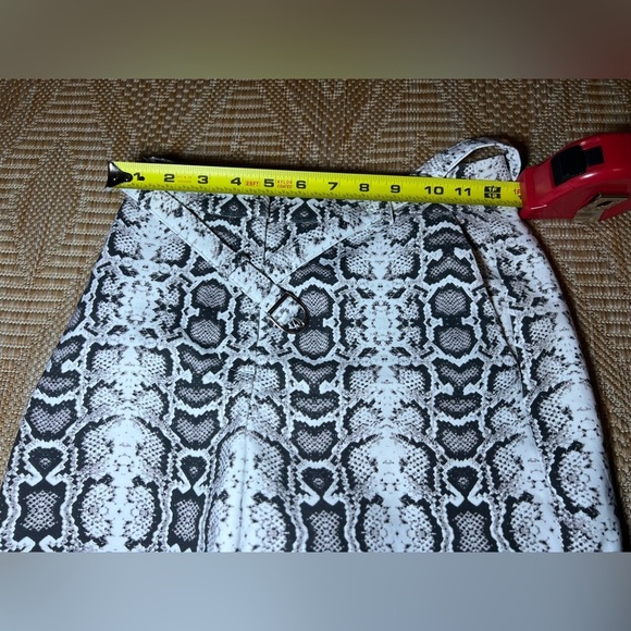 Express Women's Snake Print Stretch Shortie High Rise Belt Shorts,Size 00 - Picture 3 of 8